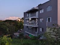 Apartamento a 400 metros do balneário.