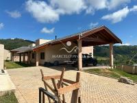 Casa  auto suficiente em produção de energia elétrica, cisterna com 10 mil m³ de agua de chuva com sistema de filtros e bomba. Mobiliada. Vista maravilhosa.