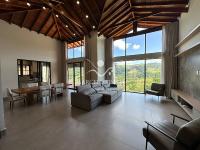 Casa  auto suficiente em produção de energia elétrica, cisterna com 10 mil m³ de agua de chuva com sistema de filtros e bomba. Mobiliada. Vista maravilhosa.