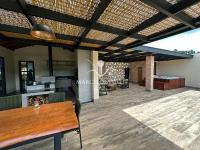 Casa  auto suficiente em produção de energia elétrica, cisterna com 10 mil m³ de agua de chuva com sistema de filtros e bomba. Mobiliada. Vista maravilhosa.