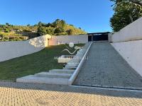 Casa  auto suficiente em produção de energia elétrica, cisterna com 10 mil m³ de agua de chuva com sistema de filtros e bomba. Mobiliada. Vista maravilhosa.