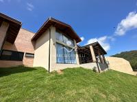 Casa  auto suficiente em produção de energia elétrica, cisterna com 10 mil m³ de agua de chuva com sistema de filtros e bomba. Mobiliada. Vista maravilhosa.