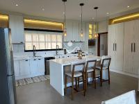 Casa  auto suficiente em produção de energia elétrica, cisterna com 10 mil m³ de agua de chuva com sistema de filtros e bomba. Mobiliada. Vista maravilhosa.