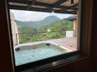 Casa  auto suficiente em produção de energia elétrica, cisterna com 10 mil m³ de agua de chuva com sistema de filtros e bomba. Mobiliada. Vista maravilhosa.