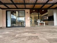 Casa  auto suficiente em produção de energia elétrica, cisterna com 10 mil m³ de agua de chuva com sistema de filtros e bomba. Mobiliada. Vista maravilhosa.