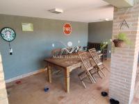 Casa Vista para as montanhas e lago.