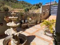 Casa Vista para as montanhas e lago.