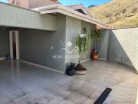 Casa Vista para as montanhas e lago.