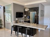 Casa Vista para as montanhas e lago.