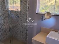 Casa Vista para as montanhas e lago.