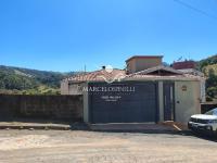 Casa Vista para as montanhas e lago.