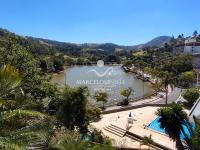 Casa Vista para as montanhas e lago.