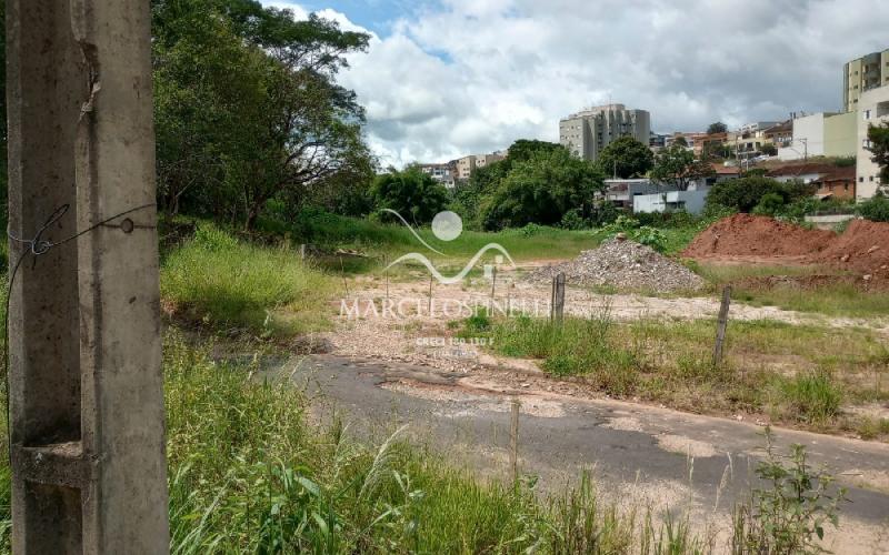 Terreno no centro de Monte Sião excelente topografia.