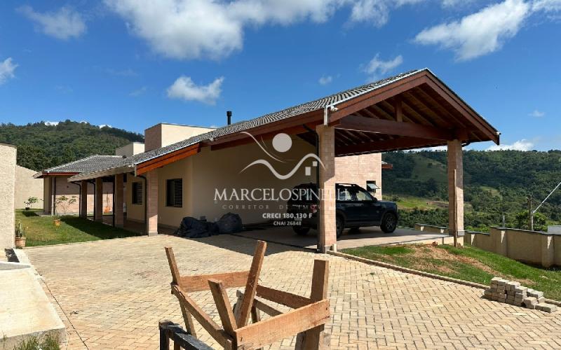 Casa  auto suficiente em produção de energia elétrica, cisterna com 10 mil m³ de agua de chuva com sistema de filtros e bomba. Mobiliada. Vista maravilhosa.