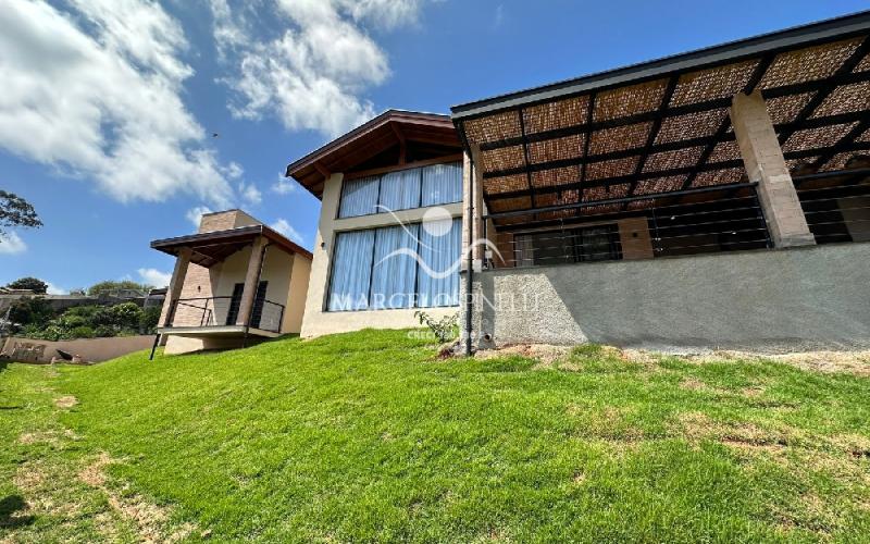 Casa  auto suficiente em produção de energia elétrica, cisterna com 10 mil m³ de agua de chuva com sistema de filtros e bomba. Mobiliada. Vista maravilhosa.