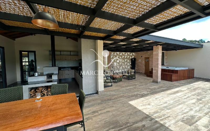 Casa  auto suficiente em produção de energia elétrica, cisterna com 10 mil m³ de agua de chuva com sistema de filtros e bomba. Mobiliada. Vista maravilhosa.