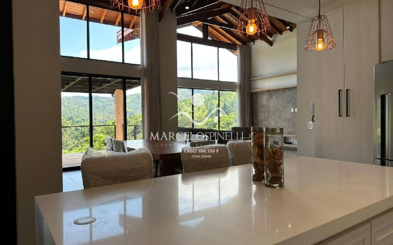 Casa  auto suficiente em produção de energia elétrica, cisterna com 10 mil m³ de agua de chuva com sistema de filtros e bomba. Mobiliada. Vista maravilhosa.