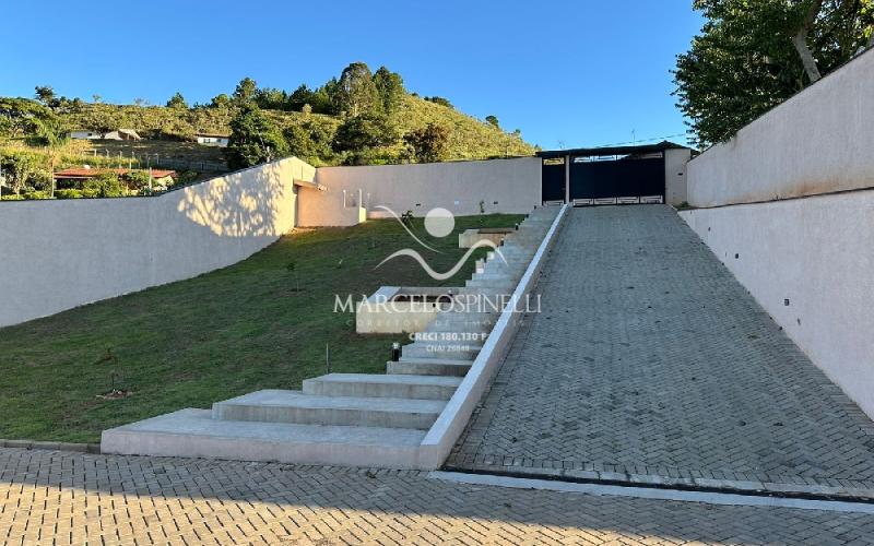 Casa  auto suficiente em produção de energia elétrica, cisterna com 10 mil m³ de agua de chuva com sistema de filtros e bomba. Mobiliada. Vista maravilhosa.