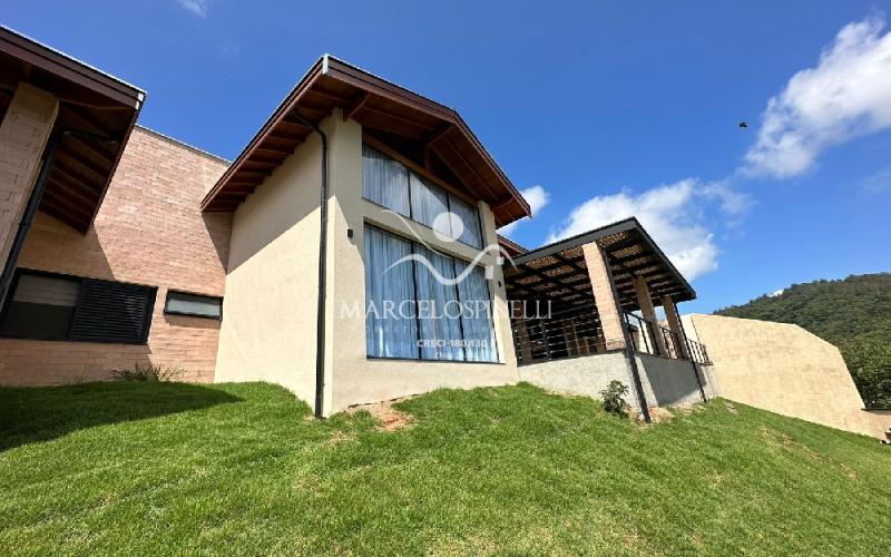 Casa  auto suficiente em produção de energia elétrica, cisterna com 10 mil m³ de agua de chuva com sistema de filtros e bomba. Mobiliada. Vista maravilhosa.