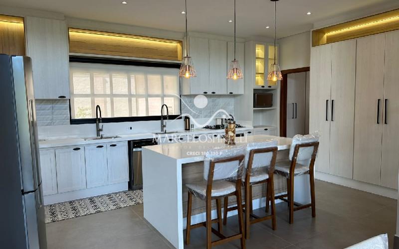 Casa  auto suficiente em produção de energia elétrica, cisterna com 10 mil m³ de agua de chuva com sistema de filtros e bomba. Mobiliada. Vista maravilhosa.