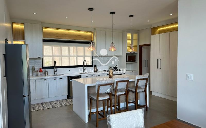 Casa  auto suficiente em produção de energia elétrica, cisterna com 10 mil m³ de agua de chuva com sistema de filtros e bomba. Mobiliada. Vista maravilhosa.