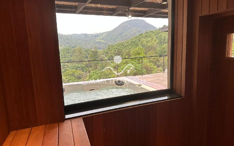 Casa  auto suficiente em produção de energia elétrica, cisterna com 10 mil m³ de agua de chuva com sistema de filtros e bomba. Mobiliada. Vista maravilhosa.