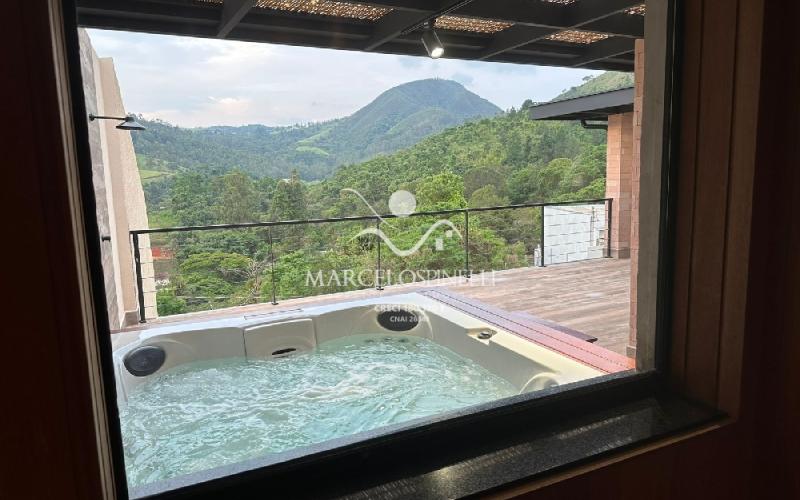 Casa  auto suficiente em produção de energia elétrica, cisterna com 10 mil m³ de agua de chuva com sistema de filtros e bomba. Mobiliada. Vista maravilhosa.