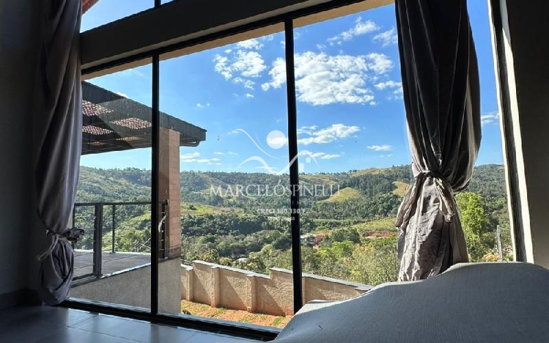 Casa  auto suficiente em produção de energia elétrica, cisterna com 10 mil m³ de agua de chuva com sistema de filtros e bomba. Mobiliada. Vista maravilhosa.