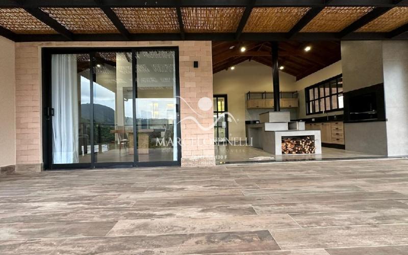 Casa  auto suficiente em produção de energia elétrica, cisterna com 10 mil m³ de agua de chuva com sistema de filtros e bomba. Mobiliada. Vista maravilhosa.