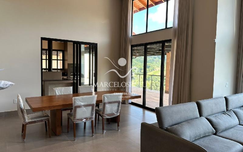 Casa  auto suficiente em produção de energia elétrica, cisterna com 10 mil m³ de agua de chuva com sistema de filtros e bomba. Mobiliada. Vista maravilhosa.