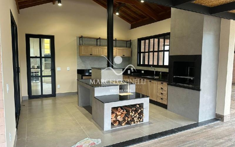 Casa  auto suficiente em produção de energia elétrica, cisterna com 10 mil m³ de agua de chuva com sistema de filtros e bomba. Mobiliada. Vista maravilhosa.