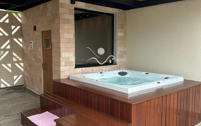 Casa  auto suficiente em produção de energia elétrica, cisterna com 10 mil m³ de agua de chuva com sistema de filtros e bomba. Mobiliada. Vista maravilhosa.