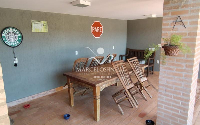 Casa Vista para as montanhas e lago.