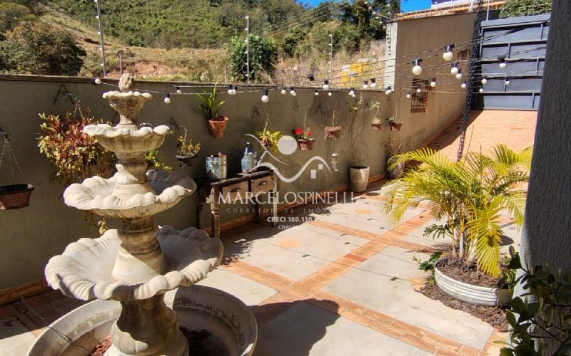 Casa Vista para as montanhas e lago.