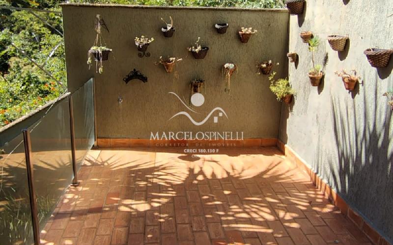 Casa Vista para as montanhas e lago.