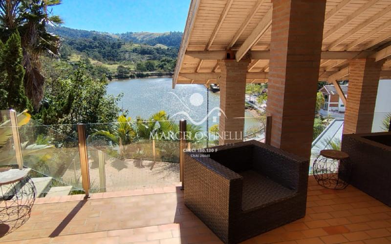 Casa Vista para as montanhas e lago.