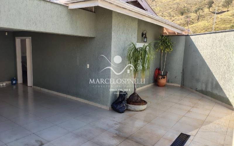 Casa Vista para as montanhas e lago.