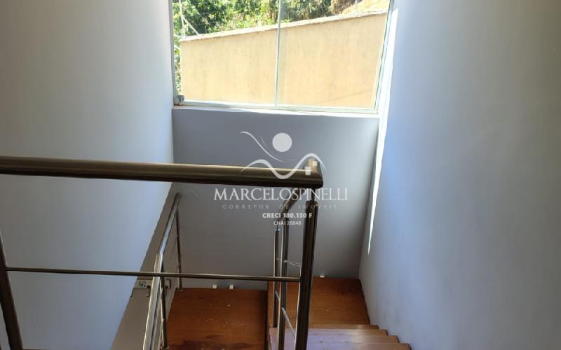 Casa Vista para as montanhas e lago.