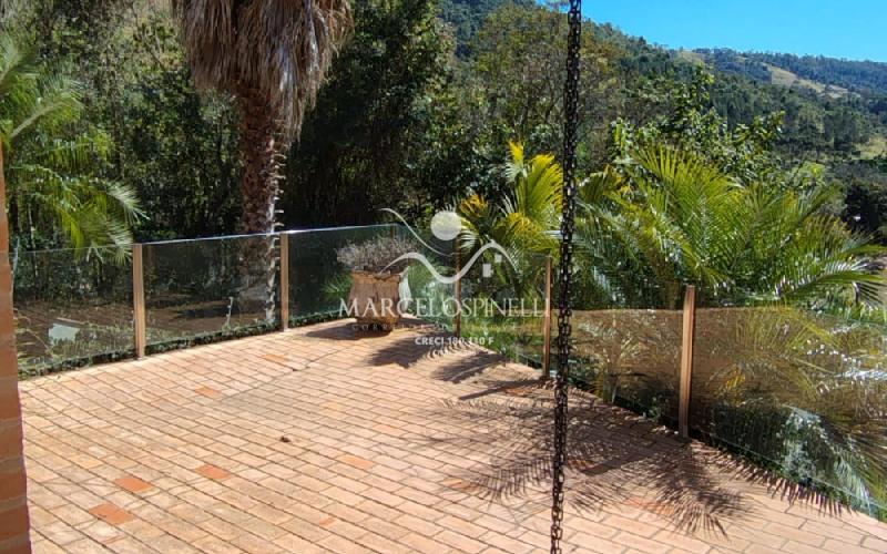 Casa Vista para as montanhas e lago.