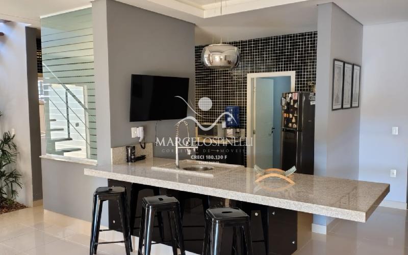 Casa Vista para as montanhas e lago.