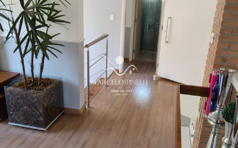 Casa Vista para as montanhas e lago.