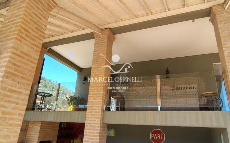 Casa Vista para as montanhas e lago.