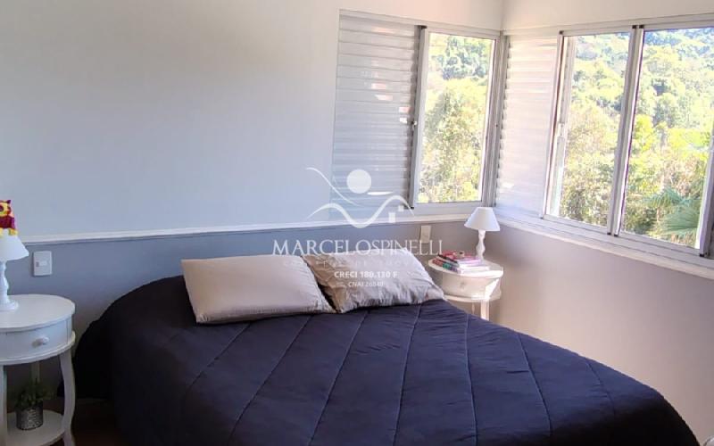 Casa Vista para as montanhas e lago.