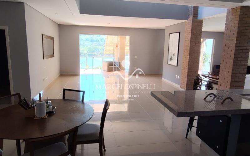 Casa Vista para as montanhas e lago.