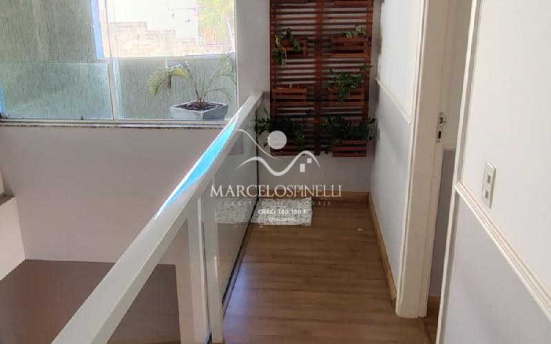 Casa Vista para as montanhas e lago.