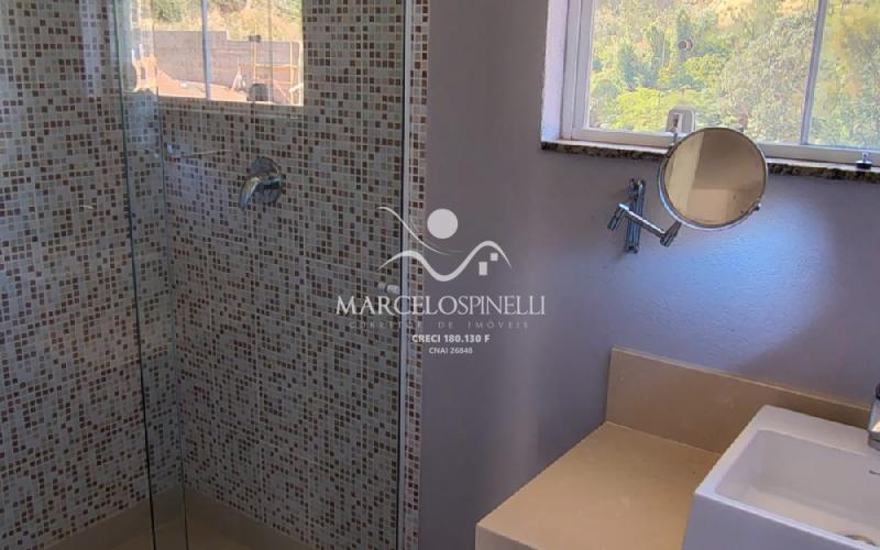 Casa Vista para as montanhas e lago.