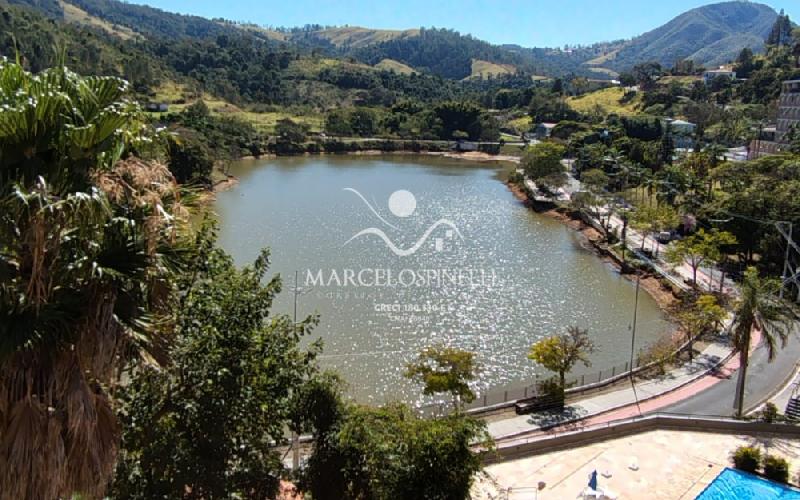 Casa Vista para as montanhas e lago.