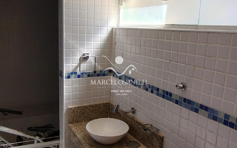 Casa Vista para as montanhas e lago.