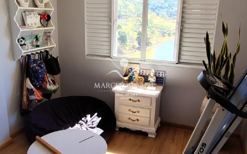 Casa Vista para as montanhas e lago.