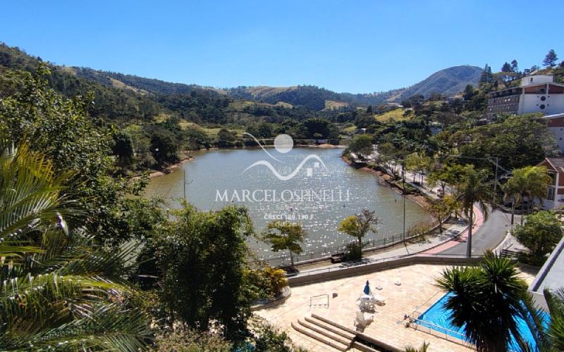 Casa Vista para as montanhas e lago.